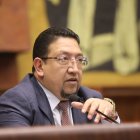 Referencia. Saquicela refirió, en medio de los reclamos de los asambleísta, que solo la denunciante puede solicitar moción.