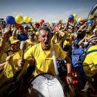 Aficionados ecuatorianos animan este jueves a su equipo en la víspera del partido contra Países Bajos de la fase de grupos del Mundial de Qatar 2022.