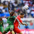 El suizo Haris Seferovic (D) en acción contra el camerunés Nicolas Nkoulou durante el partido de la Copa Mundial de la FIFA 2022 entre Suiza y Camerún, el 24 de noviembre 2022. EFE/EPA/Laurent Gillieron