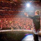 Elton John durante su show de despedida en el mismo estadio que lo catapultó a la fama mundial en 1975.