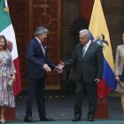 Ambos mandatarios se saludan, previo a la reunión oficial que se lleva a cabo en México.