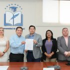 Los representantes de la Universidad de Guayaquil y de la Cámara de Turismo del Guayas firmaron un convenio.