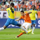 NED38. Amsterdam (Netherlands), 17/05/2014.- Dutch national soccer player Memphis Depay (C) fights for the ball against Frickson Erazo from Ecuador during the friendly soccer match Holland against Ecuador in Amsterdam, The Netherlands, 17 May 2014. (Futbol, Amistoso) EFE/EPA/KOEN VAN WEEL