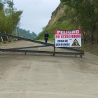 Con señales que advierten el peligro, así permanece la vía que conduce al Santuario de Olón.