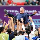 Los jugadores de Irán celebran con el entrenador en jefe Carlos Queiroz después de ganar el partido de fútbol del grupo B de la Copa Mundial de la FIFA 2022 entre Gales e Irán
