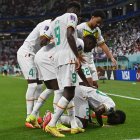 Bamba Dieng (D) de Sengal celebra con sus compañeros de equipo después de marcar el tercer gol del equipo durante el partido de fútbol del grupo A de la Copa Mundial de la FIFA 2022 entre Qatar y Senegal