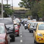 Largas filas de autos se formaron en la avenida Carlos Julio Arosemena.