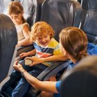 Un vuelo de muchas horas es un enorme desafío para los padres.