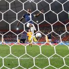 Enner Valencia (C) en el momento de anotar el 1-1 en el partido ante Países Bajos