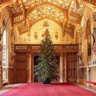 El árbol de seis metros de altura guarda los colores preferidos de Isabel II.