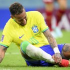 Neymar, seleccionado brasileño, se toma si tobillo lesionado, en el partido ante Serbia.