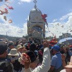 Quisapincha. Hombres y mujeres lanzan flores a sus santos locales.