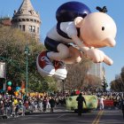 Miles de personas se reúnen en Nueva York por el famoso desfile de Macy"s.