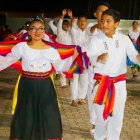 Celebración. Estudiantes participan de los festejos.