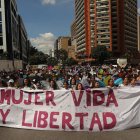Venezuela.  Mujeres, con alas y pintura de mariposas alusivas a la libertad, participan de una marcha para alzar su voz en contra de la violencia a la mujer en el marco de la celebración del "25N", Día Internacional de la Eliminación de la Violencia contra las Mujeres, hoy en Caracas (Venezuela). EFE/ Miguel Gutiérrez