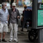 Un adulto mayor ayuda a caminar a un anciano, en Río de Janeiro (Brasil), en una fotograía de archivo. EFE/ Antonio Lacerda
