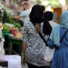 Mujeres iraníes pasean por el centro de Teheran. EFE/EPA/ABEDIN TAHERKENAREH