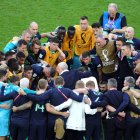 El entrenador de Australia Graham Arnold habla con los jugadores después de que el equipo ganó su encuentro contra Túnez en la Copa Mundial de la FIFA 2022 grupo D