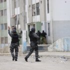 Los especialistas armados de la Policía Nacional rodean el lugar. Tienen fusiles y evitan el acceso de personas.