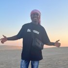 El volante ecuatoriano Moisés Caicedo disfruta de un momento de relax en el desierto de Catar.