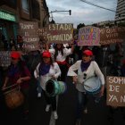 Grupos de mujeres marchan con motivo del Día Internacional por la Eliminación de la Violencia contra la Mujer hoy, en Quito (Ecuador)