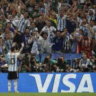 Lionel Messi (i) de Argentina celebra un gol en un partido de la fase de grupos del Mundial de Fútbol Qatar 2022 entre Argentina y México en el estadio de Lusail