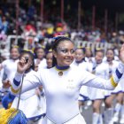 Una bastonera del Colegio Mejía participa de los eventos programados por las fiestas de Quito