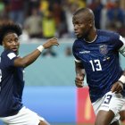 Enner Valencia (d), delantero tricolor, será recibido por sus familia en Esmeraldas con su plato preferido.