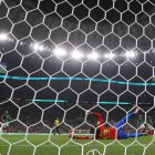 Guillermo Ochoa (abajo) portero de México recibe un gol de Lionel Messi Argentina hoy, en un partido de la fase de grupos del Mundial de Fútbol Qatar 2022 entre Argentina y México en el estadio de Lusail (Catar).