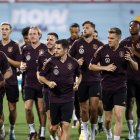 Jugadores de Alemania participan en un entrenamiento de su selección en Doha.