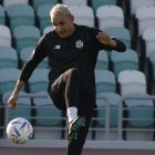 El portero de Costa Rica, Keylor Navas, participa en un entrenamiento de su conjunto nacional en el marco del Mundial de Fútbol Qatar 2022.