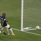 Enner Valencia, de Ecuador, marca en el partido contra Países Bajos del Mundial en el Khalifa International Stadium de Doha.