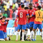 Los jugadores de Costa Rica celebran después del partido de fútbol del grupo E de la Copa Mundial de la FIFA 2022 entre Japón y Costa Rica