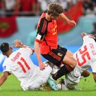 Timothy Castagne (C) de Bélgica en acción contra los jugadores marroquíes Abdelhamid Sabiri (I) y Yahia Attiyat Allah (D