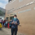 Víctor Bailón, padre de un paciente infantil, entregó una  carta al Hospital del Niño para pedir que le vuelvan a dar a su hijo la medicina anterior.