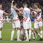 Los jugadores de Croacia celebran la ventaja de 2-1 durante el partido de fútbol del grupo F de la Copa Mundial de la FIFA 2022 entre Croacia y Canadá