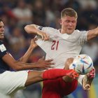 Raphael Varane (i) es una de las figuras de la selección francesa.