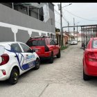 Los carros parqueados obstaculizan el ingreso y salida de los residentes de Samanes 5.