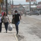 Nube gris. Los vehículos que circulan por esta gran avenida levantan polvo. Los transeúntes intentan esquivarlo con el uso de la mascarilla, pero en unos casos es inevitable inhalarlo.