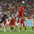 Álvaro Morata de España va por un cabezazo durante el partido de fútbol del grupo E de la Copa Mundial de la FIFA 2022 entre España y Alemania