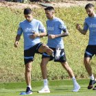 El delantero Luis Suárez (i) durante el entrenamiento de la selección uruguaya celebrado en las instalaciones de Al Erssal en Doha.