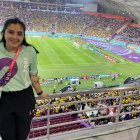 Emily Tamay se encarga de dar una mano en la sala del prensa del estadio Khalifa