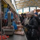 Ucrania.- En los mercados se ven muchos compradores y pocos productos en el mercado.