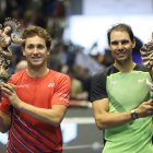 El tenista español Rafael Nadal dio muestras de su gran juego al enfrentarse al noruego Casper Ruud en partido de exhibición