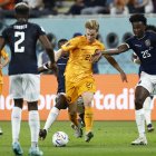 Frenkie De Jong (c), de Países Bajos, disputa un balón con Jackson Porozo (d), de Ecuador, en el partido de la fase de grupos del Mundial entre ambas selecciones en Doha.