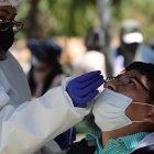 Funcionarios de la Salud realizan la prueba PCR o antígeno nasal en La Paz (Bolivia), en una fotografía de archivo.