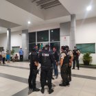 Autroridades en el hospital de Chone.