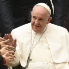 El Papa Francisco saluda a los fieles durante una audiencia a los miembros de la Escuela de la Paz en el Aula Pablo VI del Vaticano. EFE