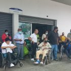 Pacientes renales en los exteriores del Hospital Teodoro Maldonado Carbo.