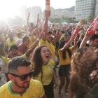 Cientos de aficionados brasileños fueron registrados este jueves, 24 de noviembre, al celebrar el triunfo de su selección de fútbol tras el debut en el mundial FIFA de Qatar 2022, en las playas de Copacabana, en Río de Janeiro (Brasil).